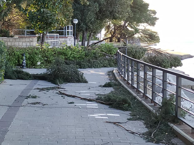 Херцег Нови: Харали орканска бура и пожари